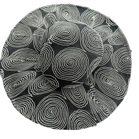 Canadian hat - Picture 1 of 2